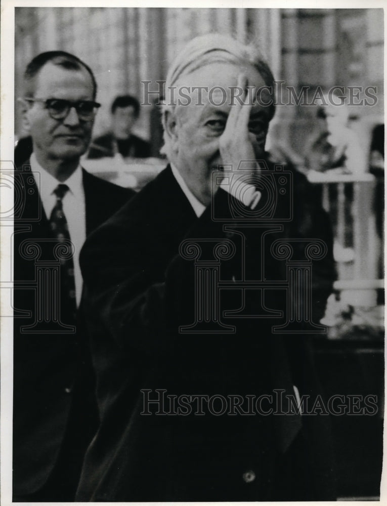 1971 Press Photo David K E Bruce waves as arrives for Paris Peace Talk