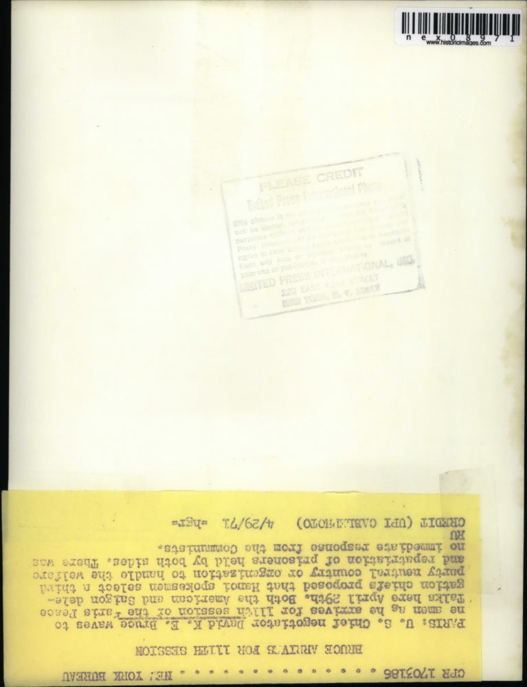 1971 Press Photo David K E Bruce waves as arrives for Paris Peace Talk