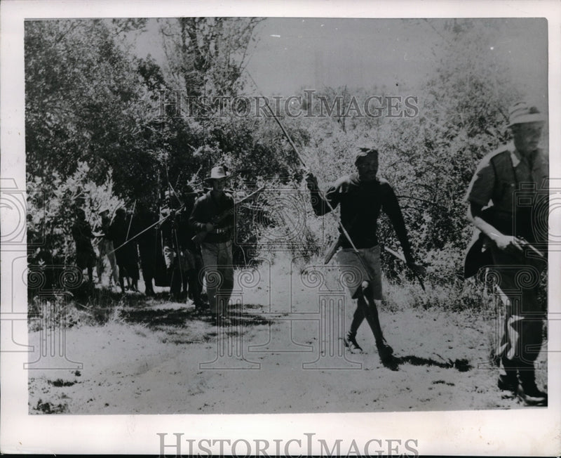 Load image into Gallery viewer, 1953 Press Photo Typical patrol of Mau Mau hunters includes European officers
