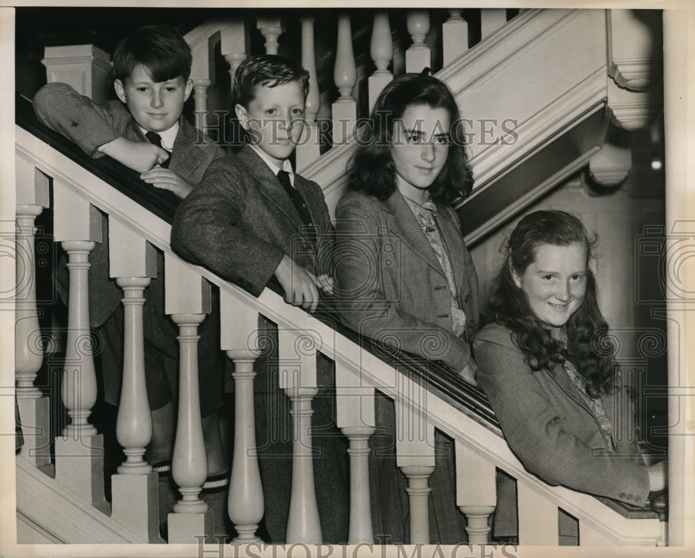 1939 Press Photo Lord and lady Chescam, Bryan, Dick, Mary Escape from war