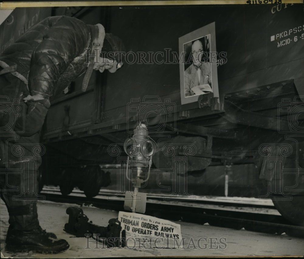 1951 Press Photo Frank Tropine bows in submission before president truman sign