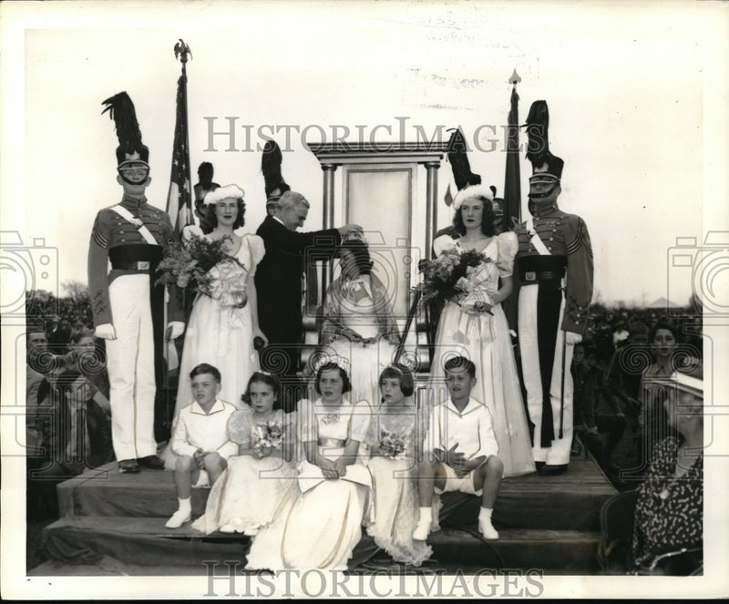 Load image into Gallery viewer, 1939 Press Photo Queen of Apple Blossom Festival crowned. Genevieve Garner
