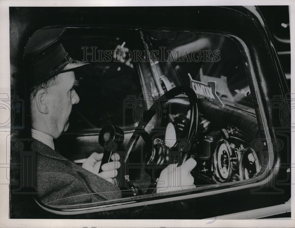1947 Press Photo Basil Marham Uses Two-Way Radio to Improve Taxi Service