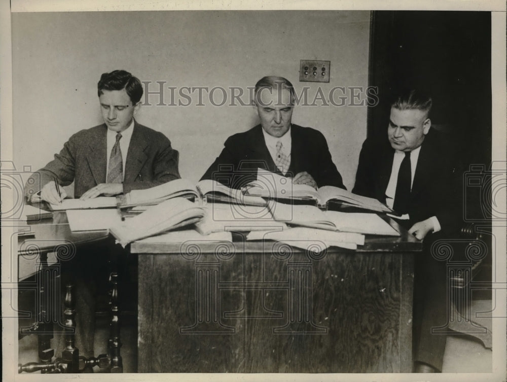 1936 Press Photo Three gentlemen inspect books of Anti-Saloon League of America