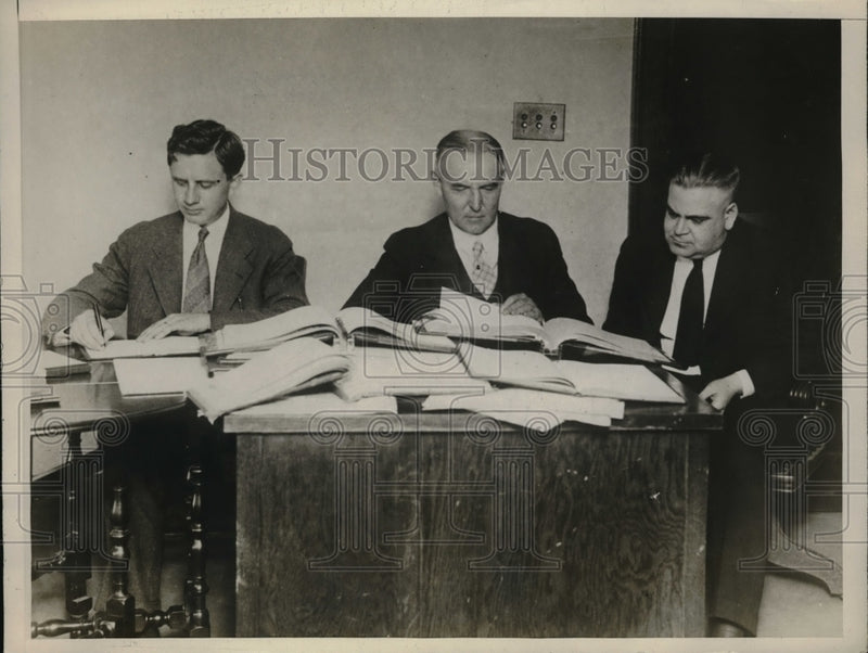 Load image into Gallery viewer, 1936 Press Photo Three gentlemen inspect books of Anti-Saloon League of America
