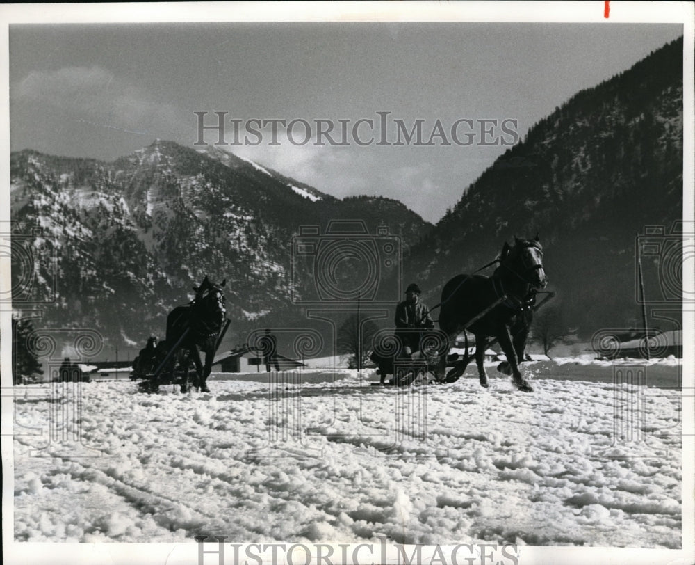 1969 Press Photo Men of Tegernsee race along a snow covered track