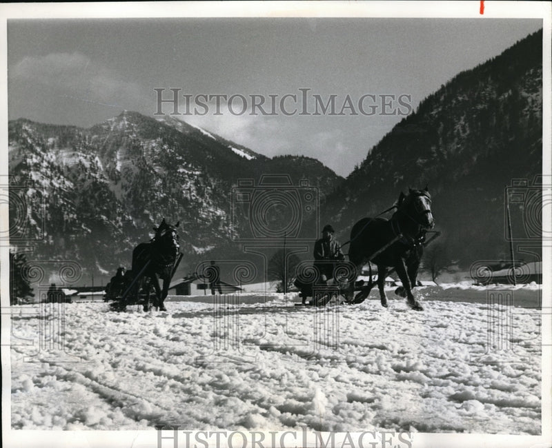 Load image into Gallery viewer, 1969 Press Photo Men of Tegernsee race along a snow covered track
