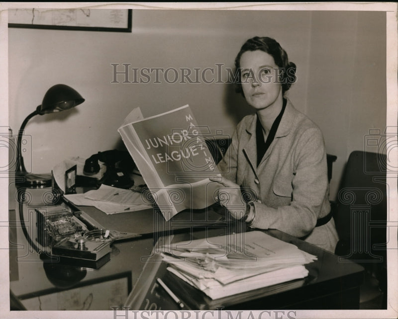 Load image into Gallery viewer, 1934 Press Photo Mrs Faxon Saunders, new Editor of Junior League Magazine
