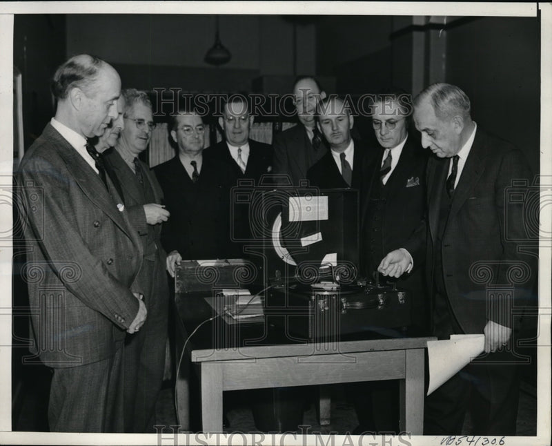 Load image into Gallery viewer, 1940 Press Photo Membrs of the 40-plus club together - nex09582
