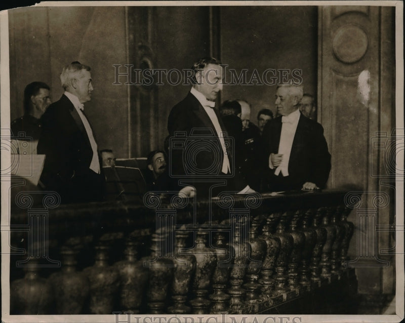 Load image into Gallery viewer, 1919 Press Photo Sec Lansing accompanied by Lord Peading attending dinner
