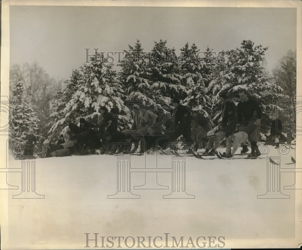 1929 Press Photo The Start Of The Chariot Race On Skis Lake Placid