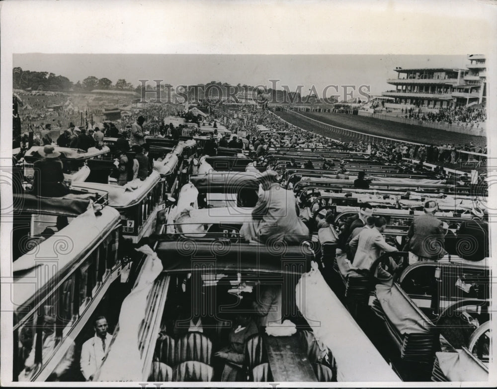 1937 Press Photo The course at Epsom Downs crowded w/ cars & coaches