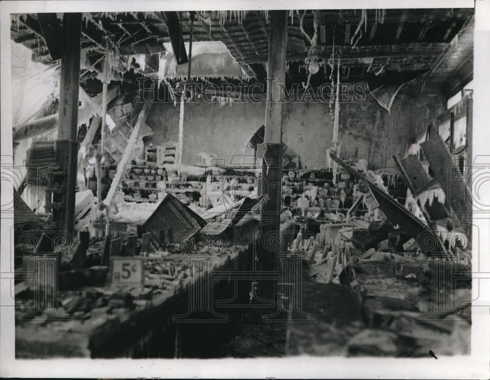 1934 Press Photo Wreckage Of Buildings Freeze Over After Fire At 183rd & Jerome