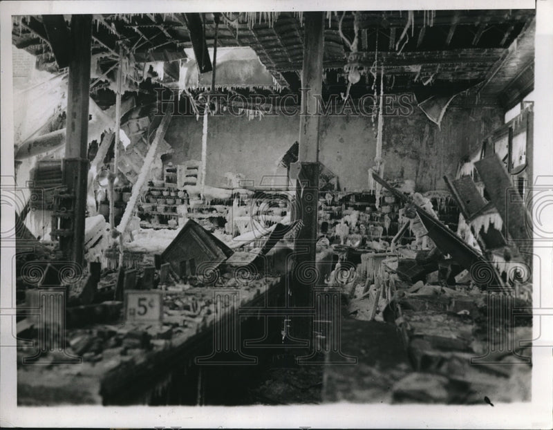 Load image into Gallery viewer, 1934 Press Photo Wreckage Of Buildings Freeze Over After Fire At 183rd &amp; Jerome
