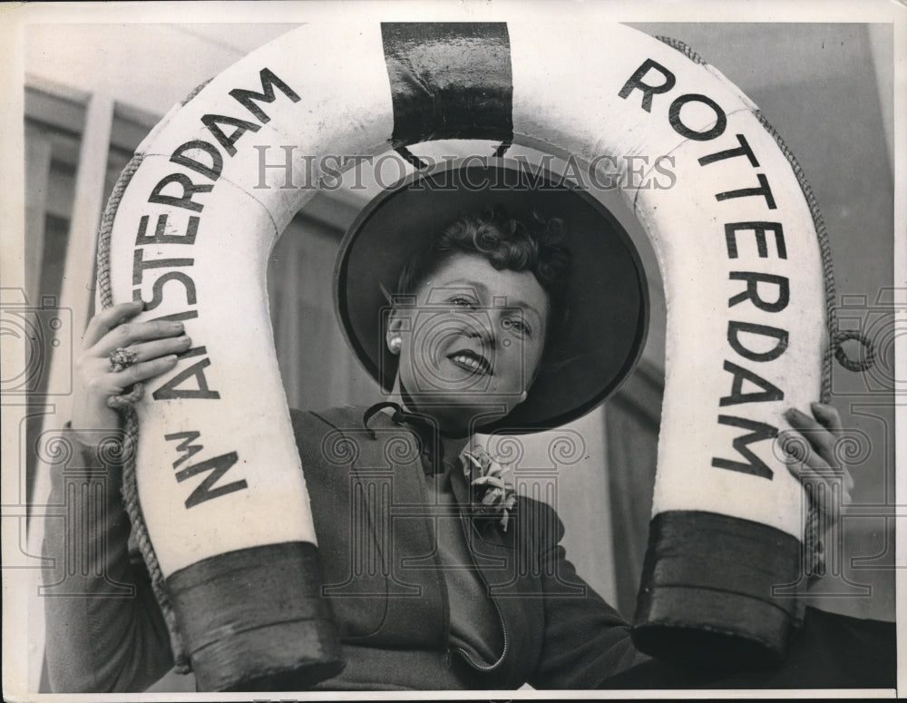 1938 Press Photo Miss Mary Ainsworth of Chicago aboard the S.S. New Amsterdam.