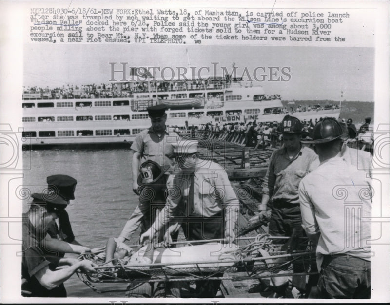 Load image into Gallery viewer, 1961 Press Photo Ethel Watts trampled by mob waiting to board Hudson Belle
