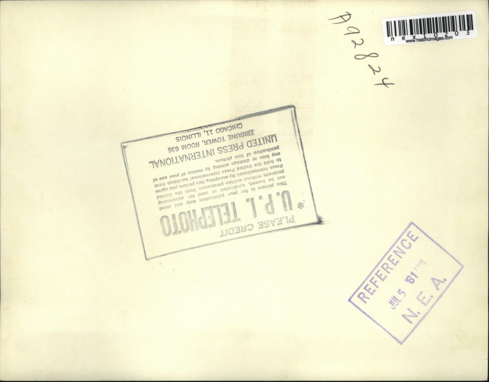 1961 Press Photo Ethel Watts trampled by mob waiting to board Hudson Belle