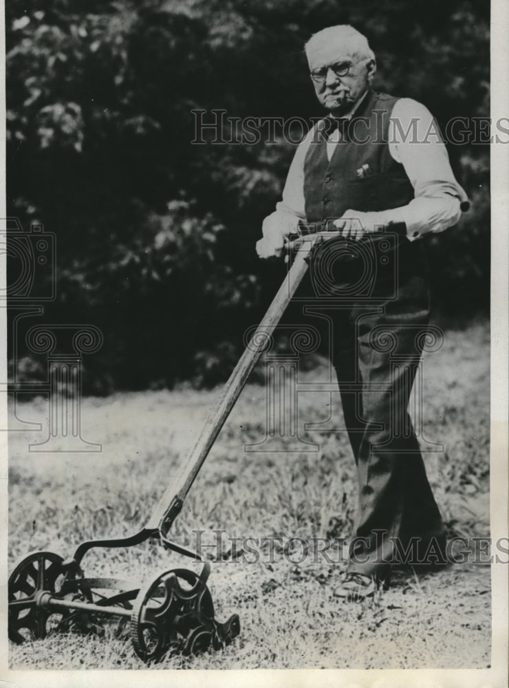 1932 Press Photo Old Dr. Sewall Smith White Bear Lake Minnessota Mows Lawn