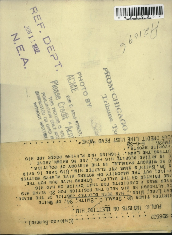 1932 Press Photo Old Dr. Sewall Smith White Bear Lake Minnessota Mows Lawn