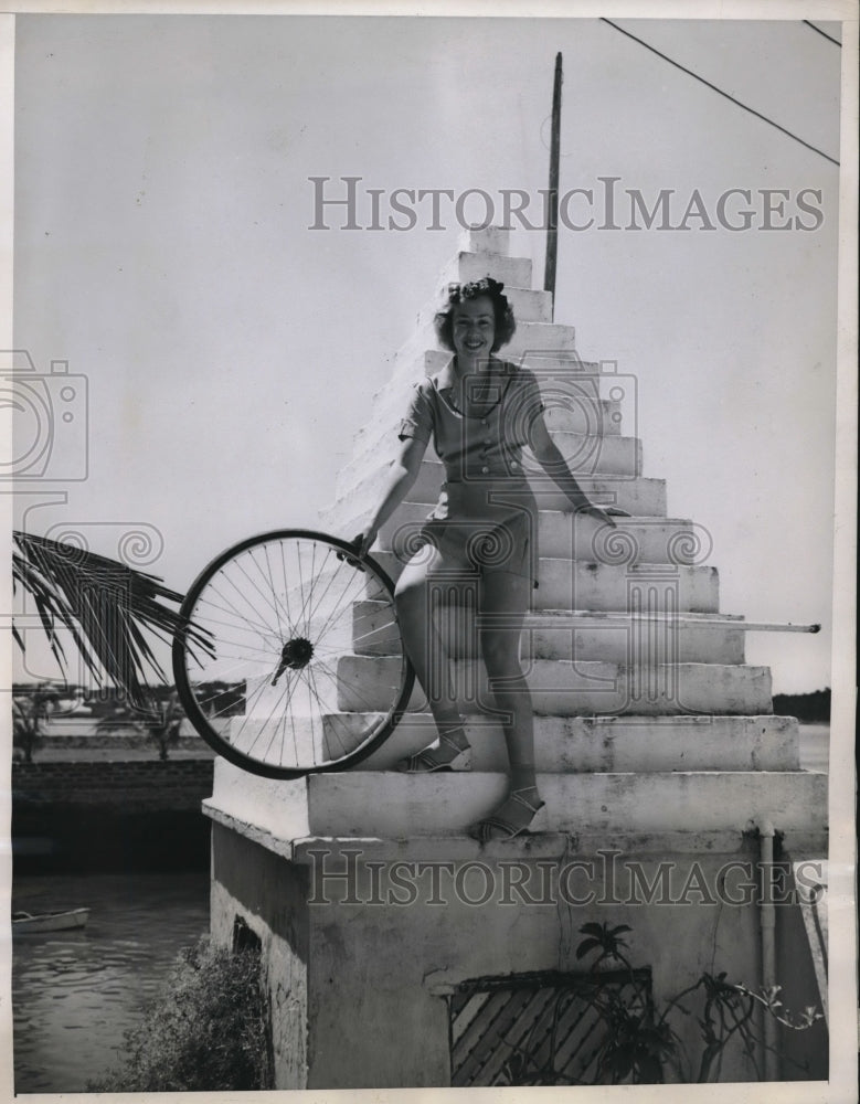 1939 Press Photo Junior Leaguer Marjorie Chapman On Bermuda Limestone Roof