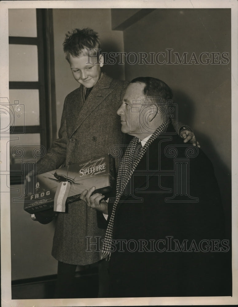 1940 Press Photo Capt Alan Kirk an observer returns from London