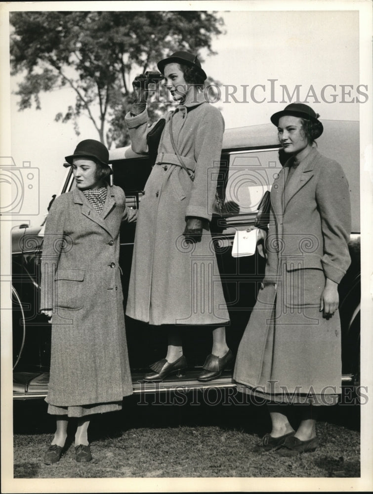 1934 Press Photo Mary Quin, Frances and Jane Wood posing on their automobile