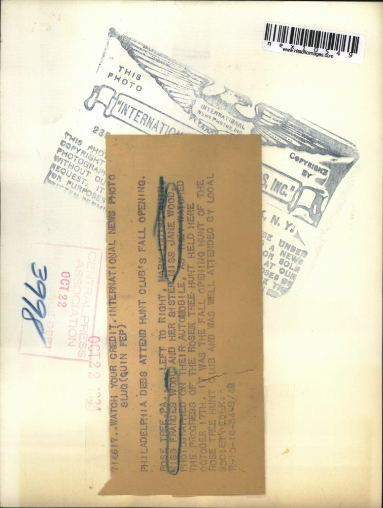 1934 Press Photo Mary Quin, Frances and Jane Wood posing on their automobile