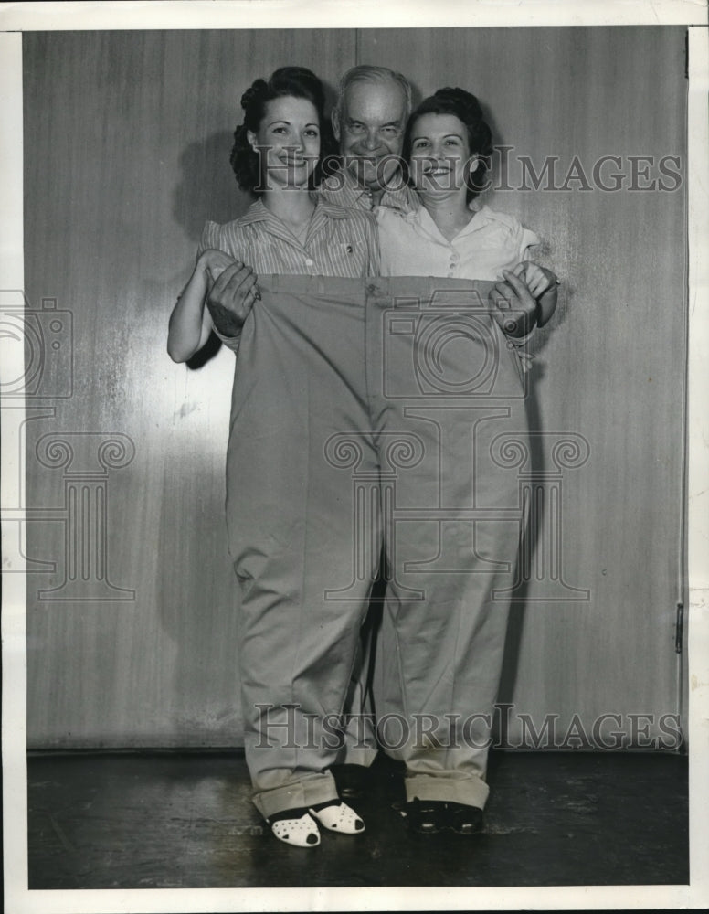 1942 Press Photo Elizabeth Clay, Cecil Mae Berrin fit in pants for Wolfkeil