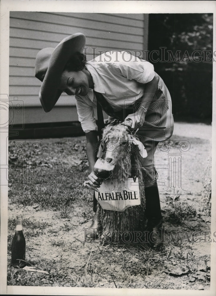 1933 Press Photo Sara Moss with Central Park Zoo goat, Alfalfa Bill - nex10611