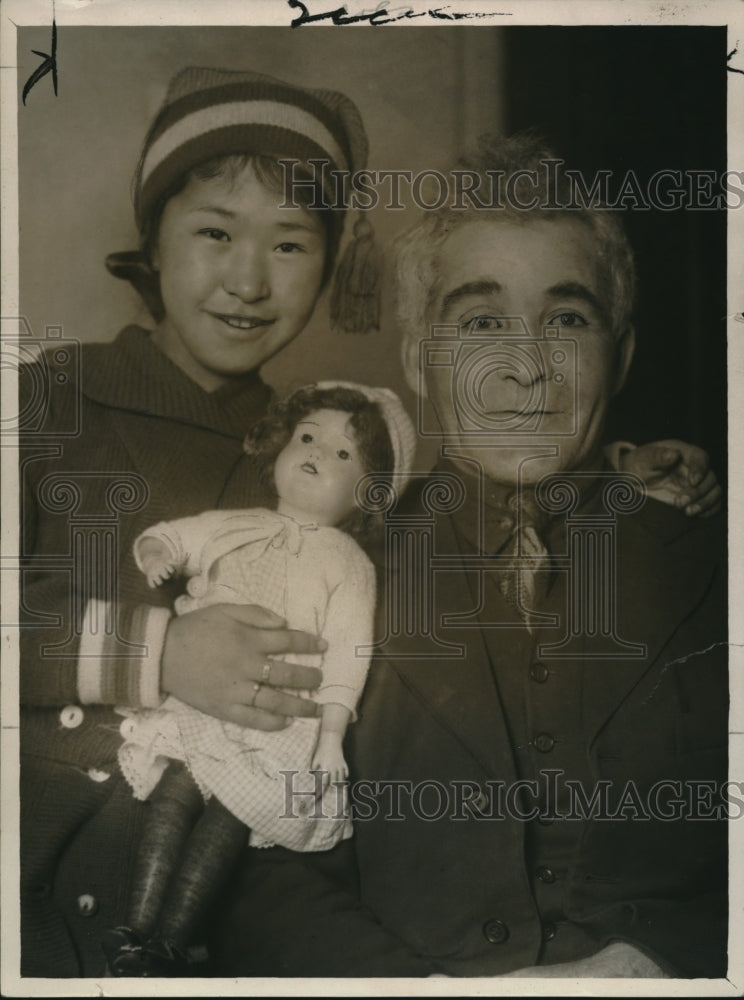1918 Press Photo Tony Shannon and His Little Adopted Esquimaux girl. - nex10709