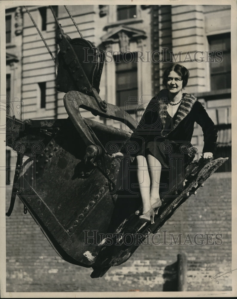 Load image into Gallery viewer, 1931 Press Photo Miss Gwen Morris Gets To Ride A Shovel full of dirt - nex10716
