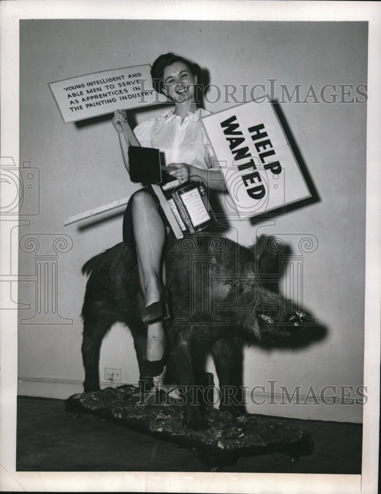 1949 Press Photo Actress Dorrit Shawn Looking For Painters