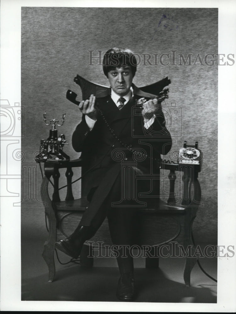 Load image into Gallery viewer, 1969 Press Photo Dennis Wholey TV host and author - nex10768
