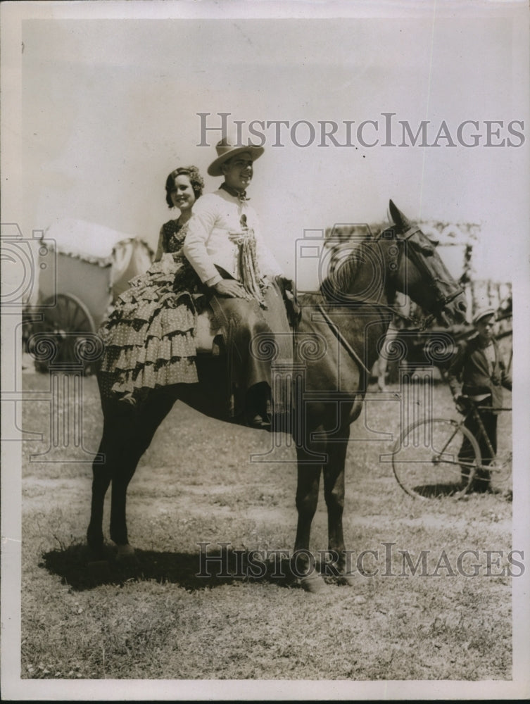 Load image into Gallery viewer, 1929 Press Photo Spring Fever For Two Spanish Lovers Going To Festival
