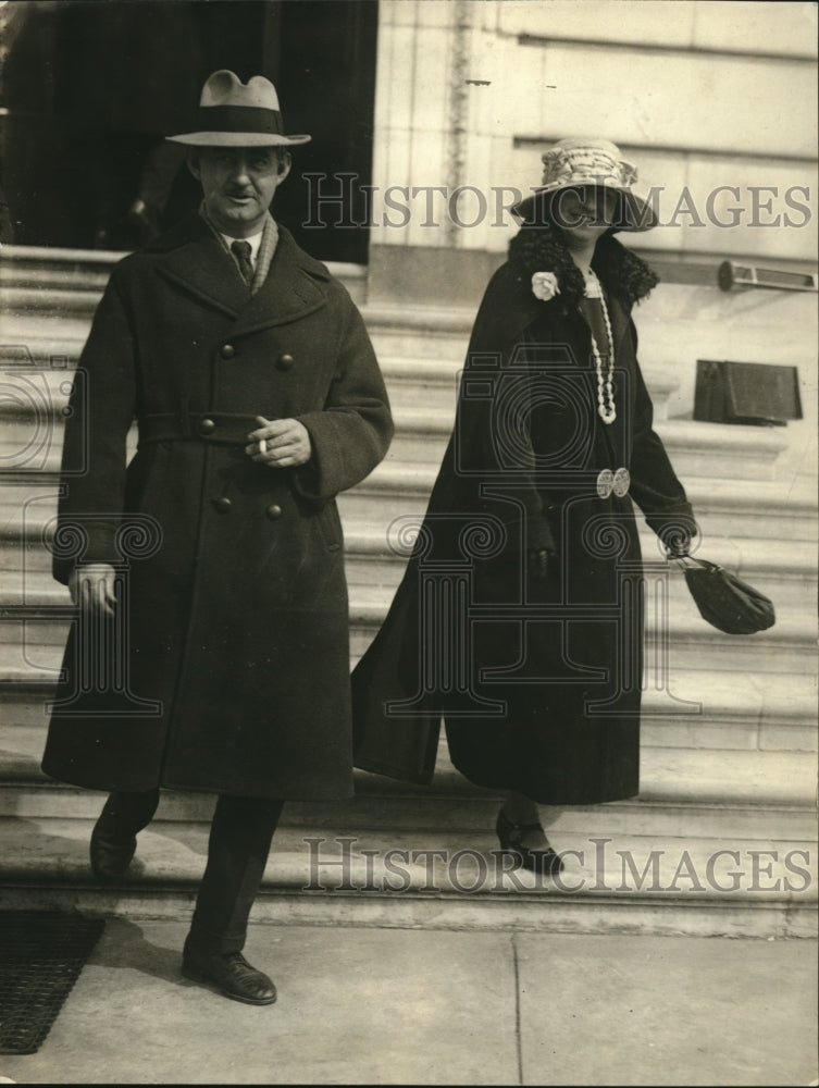 Load image into Gallery viewer, 1924 Press Photo Mr. &amp; Mrs. Duckstein at Senate hearing - nex10817
