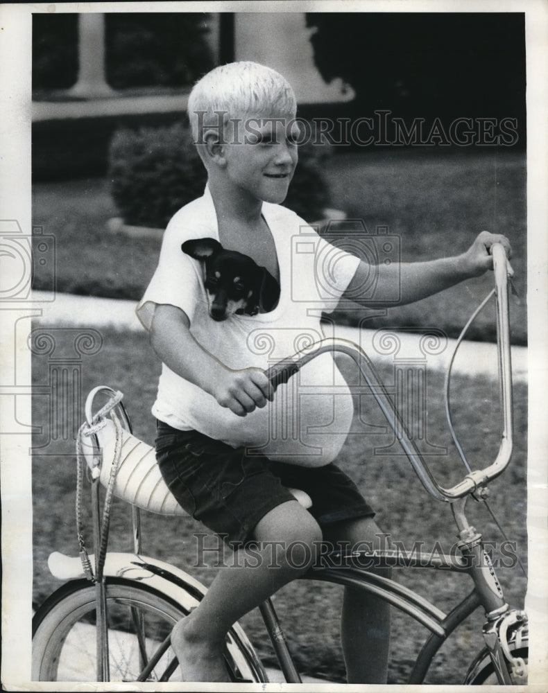 Load image into Gallery viewer, 1968 Press Photo Kenny Smith Takes His Best Friend Tina For A Ride On Bicycle
