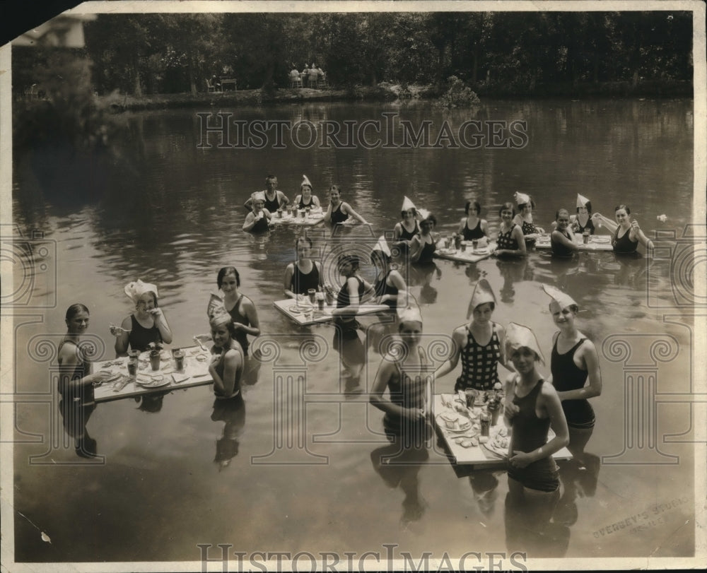 1926 Press Photo High School Graduates Have Luncheon On Floating Tables In Lake