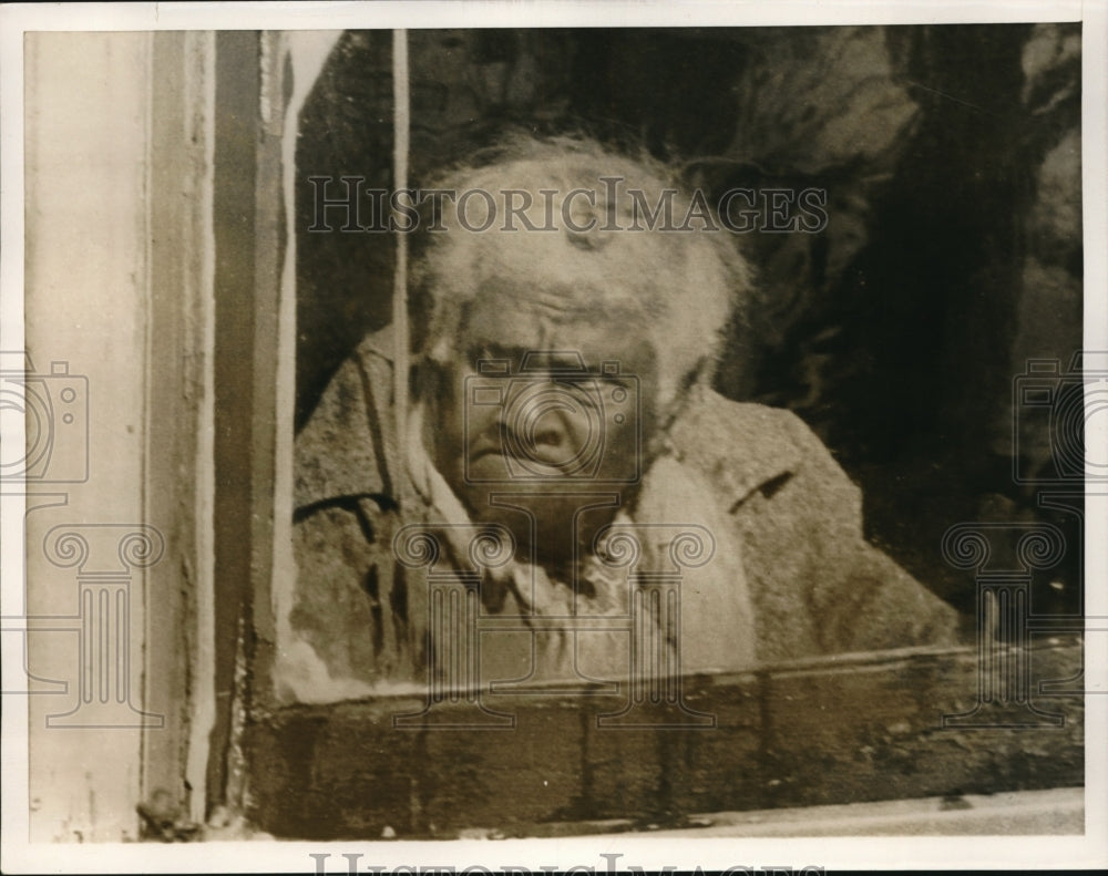 1962 Press Photo Millie Fleming Watches Her Home Burn in St. Louis Mo