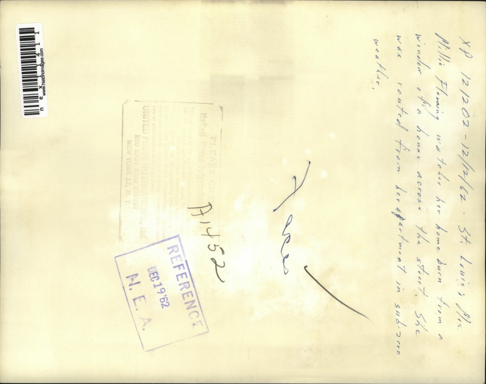 1962 Press Photo Millie Fleming Watches Her Home Burn in St. Louis Mo