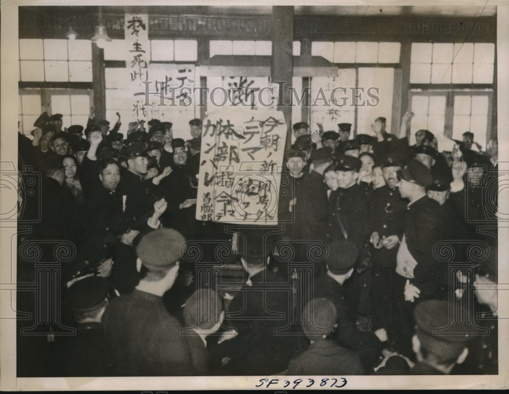 1937 Press Photo Japanese Tram Conductors On Strike - nex11433