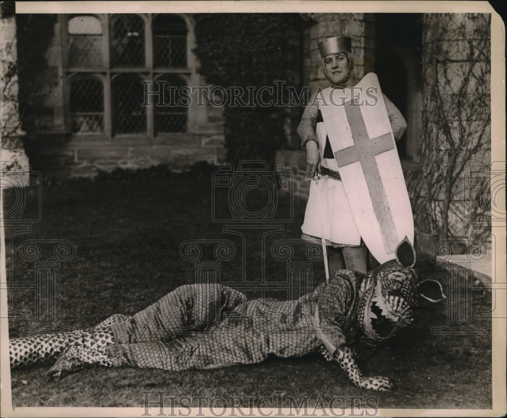 1924 Press Photo Bryn Mawr's Mary Z Pease "Dragon" Mary Palache "St. George"