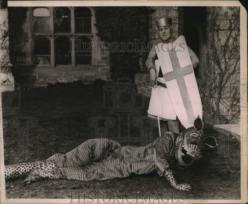 Load image into Gallery viewer, 1924 Press Photo Bryn Mawr's Mary Z Pease "Dragon" Mary Palache "St. George"
