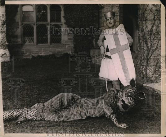 1924 Press Photo Bryn Mawr's Mary Z Pease "Dragon" Mary Palache "St. George"