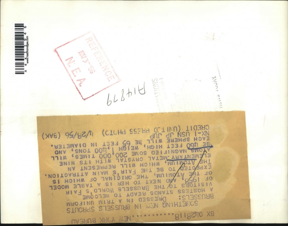 1956 Press Photo Hostess Welcomes Visitors To Brussels World's Fair By Atomium