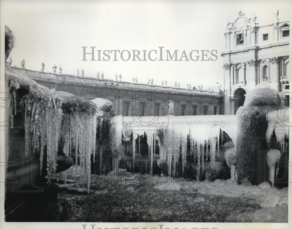 1963 Press Photo icy fountain in historic St. Peter's Square, Vatican City