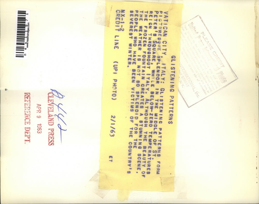 1963 Press Photo icy fountain in historic St. Peter's Square, Vatican City