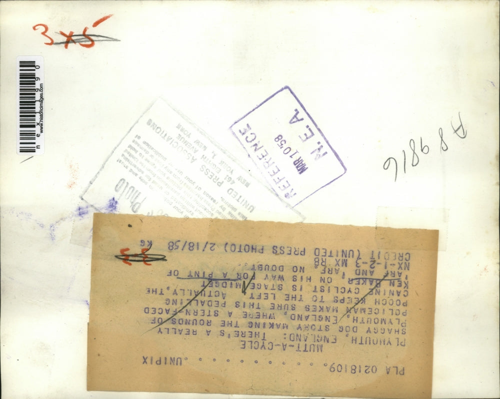 1958 Press Photo Midget Ken Baker Canine Cyclist On Way For A Drink In Plymouth