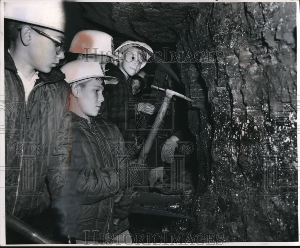 1963 Press Photo Visitors Are Free To Dig Out Coal Samples At Seldom Seen Valley