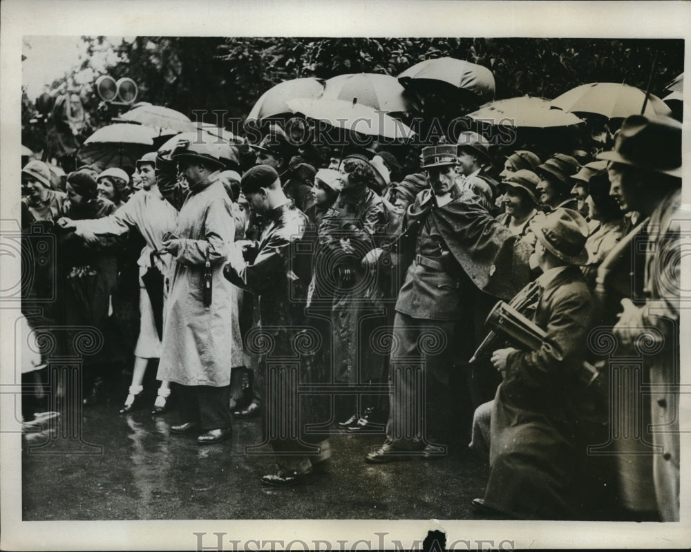 1933 Press Photo Crowds Want A Glimpse Of Prince De Asturias & Senorita Edelmira