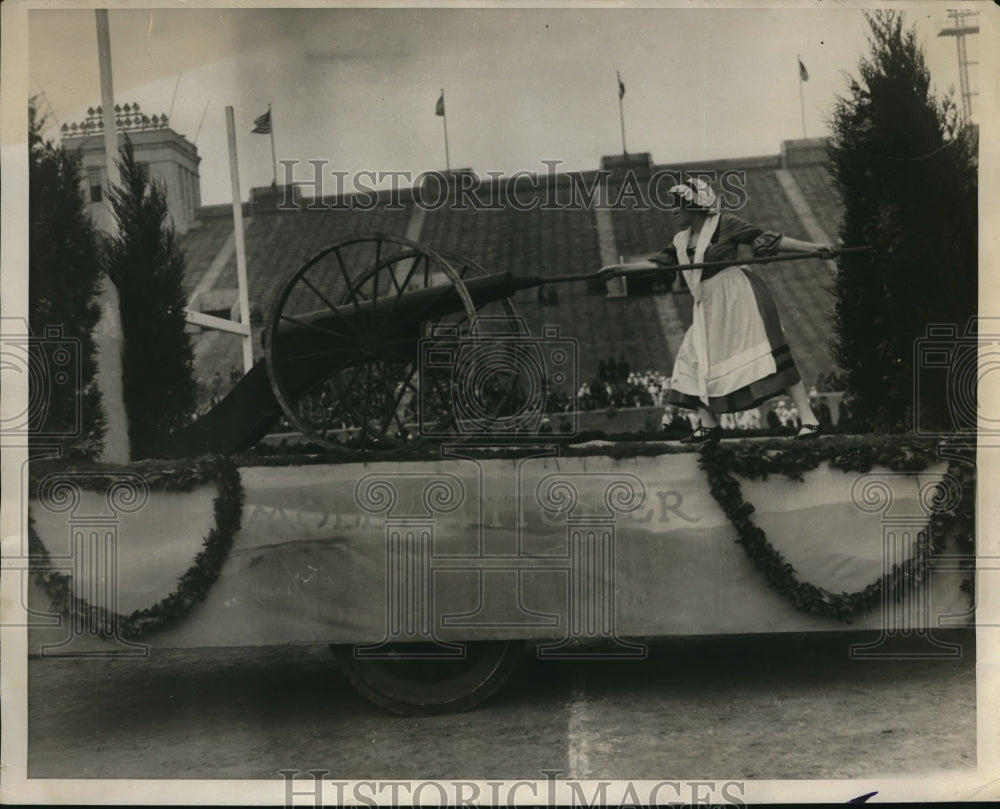 1926 Press Photo "Molly Pitcher" Colonial Dress Loading Cannon on Parade Float